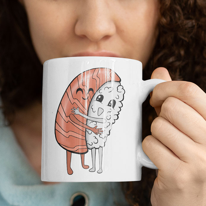 Un mug avec un sushi amusant dessiné.